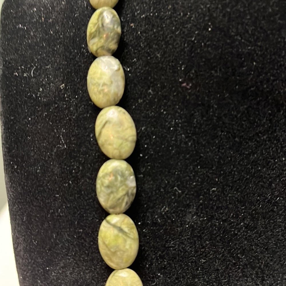 N64. Green and black stone necklace. - Picture 3 of 4